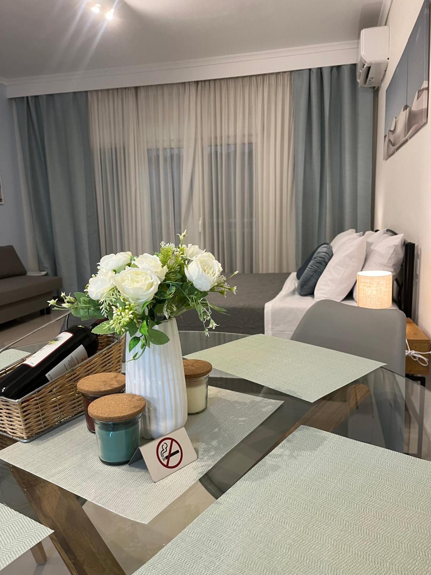 Irene Beach Front Luxury Suite Peraía Kültér fotó