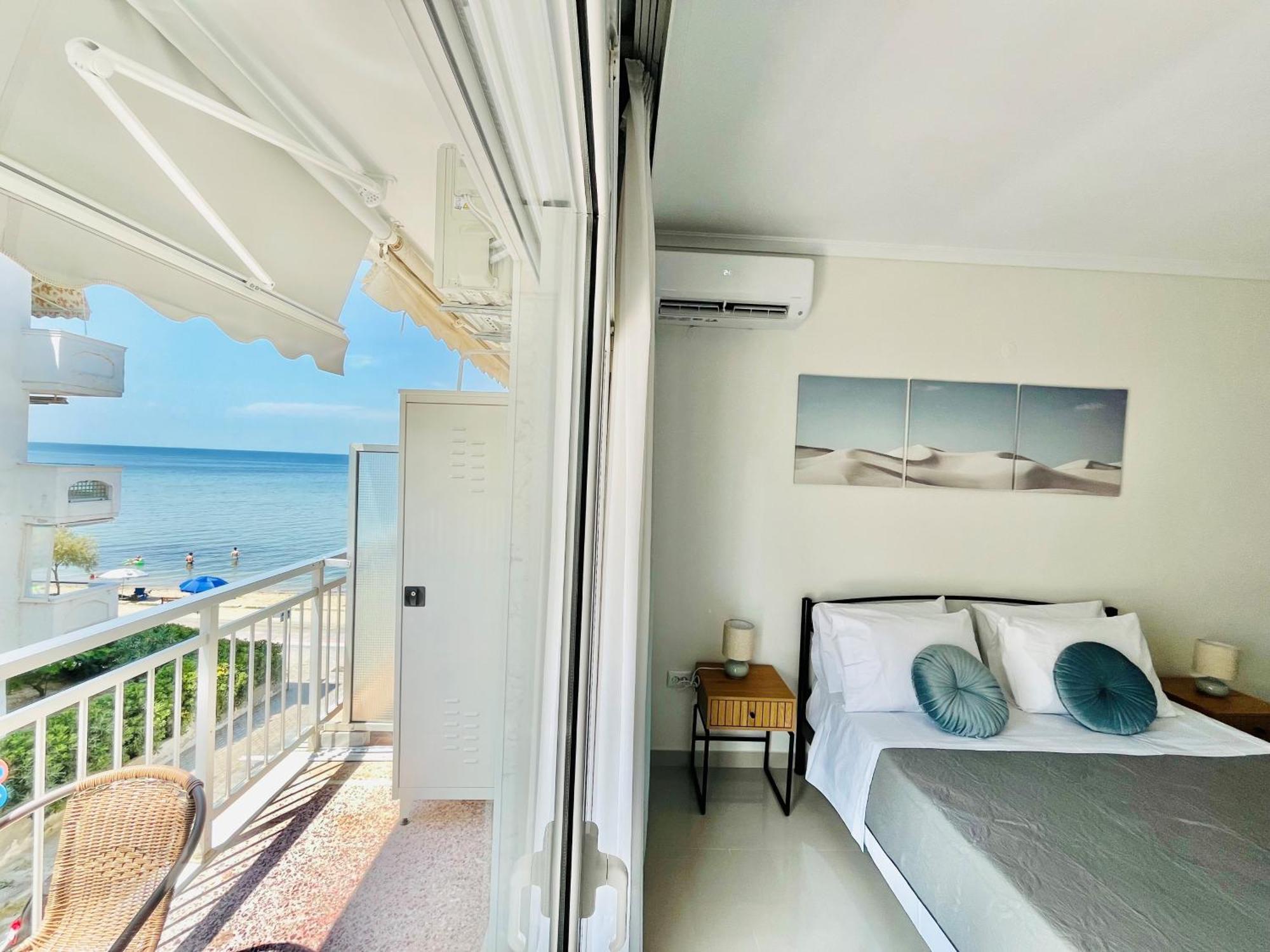Irene Beach Front Luxury Suite Peraía Kültér fotó